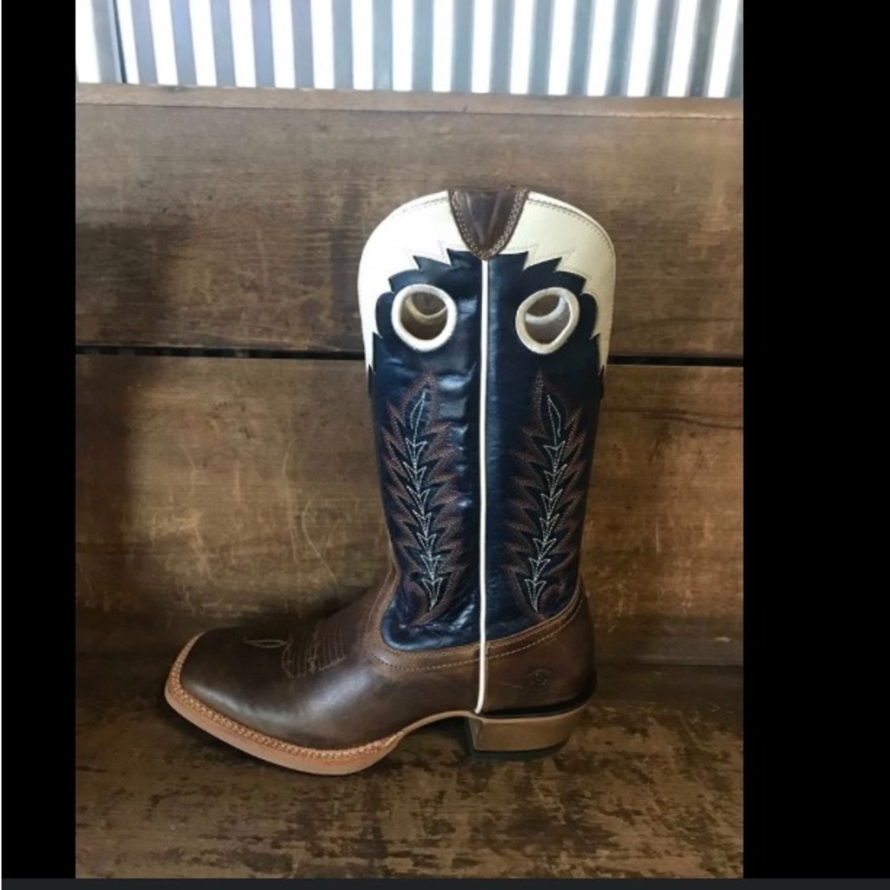 Men’s Ariat cowboy boots 10 nwt